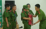 Xem các em nhỏ dập lửa, thoát hiểm trong đám cháy